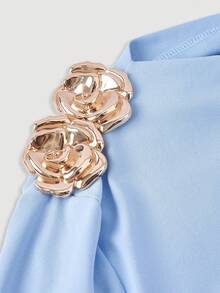 SHEIN MOD 女士纯色斜肩3D立体花卉装饰褶皱休闲百搭日常长袖T恤 - 藍色 - 查看 3