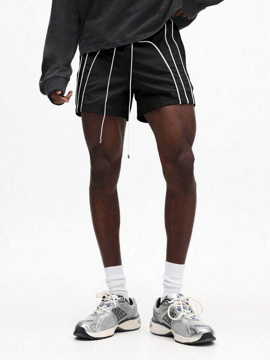 SUMWON Quần short nam có dây rút, viền trắng và in logo, kiểu dáng thường ngày mùa hè, cạp chun co giãn. - màu đen - Xem 1