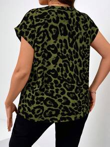 SHEIN Clasi 大码优雅豹纹V领短袖衬衫 - 軍綠色 - 查看 2