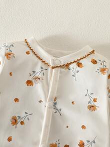 SHEIN 新生儿礼盒套装，包含长袖连体衣、襁褓、帽子、手套和围兜。连体衣采用全按扣设计，饰有精致蝴蝶结，适合0-9个月的男宝宝、女宝宝，男女通用。柔软舒适，亲肤透气，2026春夏新品。 - 杏色 - 查看 7