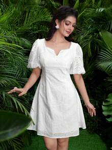 Modelyn Vestido blanco con cuello en V, mangas abullonadas y bordado de ojetes - Blanco - Ver 6