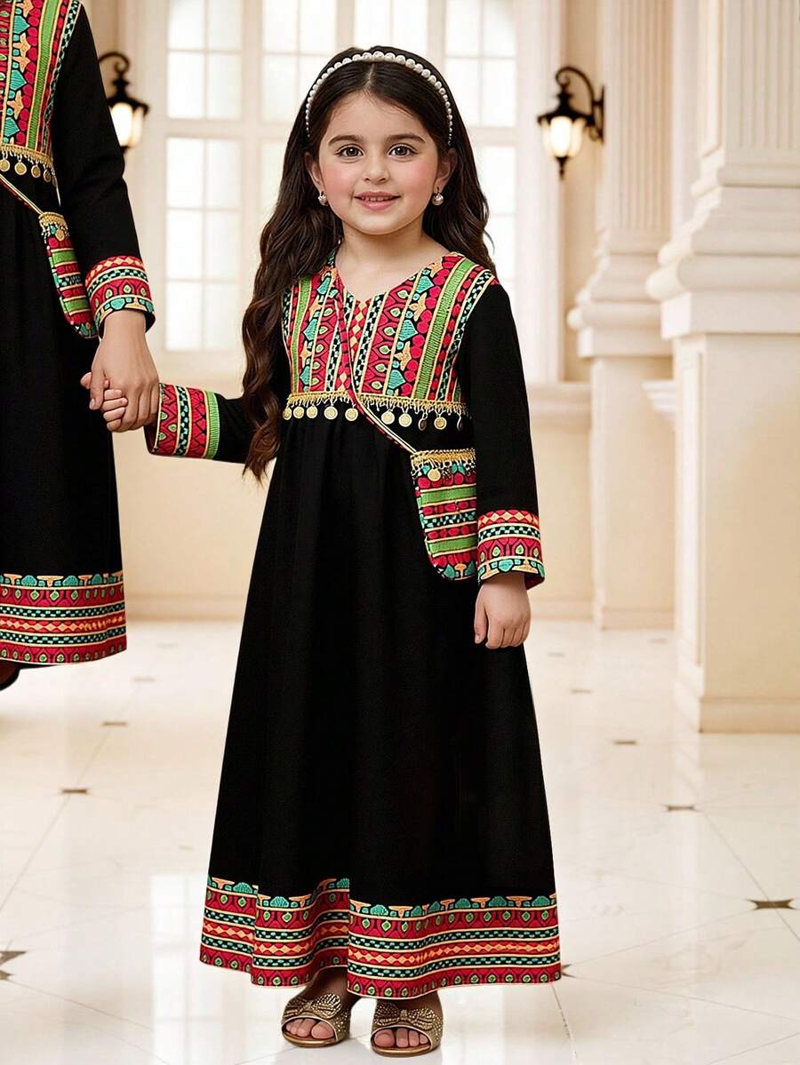 Đầm dài tay cổ chữ V dáng xòe rộng, họa tiết chắp vá, viền tua rua, dành cho bé gái, bộ sưu tập Xuân/Hè, kèm túi đeo chéo. - màu đen - Xem 1