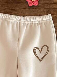 SHEIN 女婴可爱简约手绘爱心图案米色针织柔软连帽宽松长袖卫衣裤套装，适合秋冬季穿着 - 米色 - 查看 4