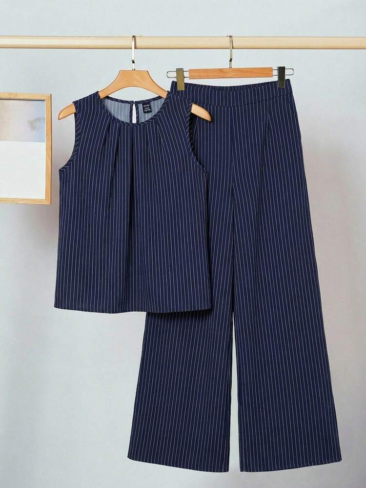 Editum Completo da donna composto da blusa smanicata a collo tondo, con righe blu e bianche, e pantaloni a gamba ampia, in tessuto strutturato plissettato, elegante per uso quotidiano, pendolarismo, outfit primaverile/estivo per donna. Completo in stile casual, adatto per l'ufficio e il pendolarismo, in tessuto di lino, con camicia smanicata e pantaloni a gamba ampia. - Blu Navy - Visualizzare 2