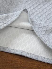 SHEIN Streecool Kids 一件男童米色 Polo 衫，领口和袖口饰有黑色滚边，增添细节感；菱形纹理图案提升质感；左胸饰有创意“皮革贴片”设计；适合商务休闲、日常通勤、半正式社交活动和学校穿着。 - 灰色 - 查看 6