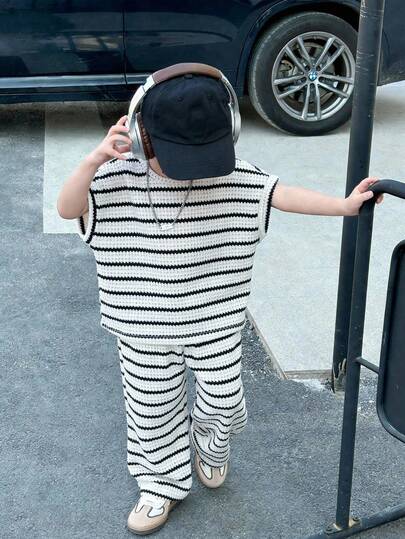 SHEIN 2件套男女宝宝休闲可爱条纹图案短袖针织T恤上衣和裤子套装，婴儿套装，短袖上衣