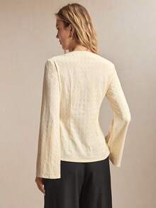 BizChic 新款春夏奶油黄V领前开襟纽扣纹理针织喇叭袖女式衬衫 - 米色 - 查看 5