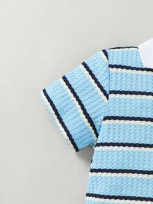 SHEIN Casuvi Kids 1件男童休闲学院风华夫格条纹针织V领Polo衫，短袖上衣，适合4-7岁男孩春夏穿着。这款阳光男童Polo衫适合户外活动和上学穿着。 - 藍白色 - 查看 4