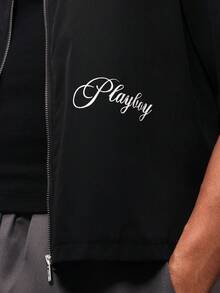 PLAYBOY X SUMWON Camisa con cremallera y estampado cursivo de manga corta con cuello de botones, una prenda esencial para hombres - Negro - Ver 6