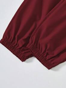 SHEIN Mirajuku Bộ 2 món cho bé trai tuổi teen: Áo thun ngắn tay in họa tiết màu đen phối với quần cargo màu be, trang phục thường ngày dễ thương, thích hợp cho mùa xuân/hè. - Đỏ - Xem 4