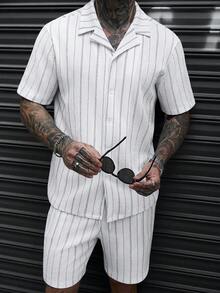 Manfinity CasualCool 男士黑白条纹短袖衬衫套装（含衬衫和短裤），采用褶皱面料，搭配弹力抽绳短裤，休闲百搭，适合春秋季穿着，可用于日常、办公、居家、聚会、约会、商务、驾车或骑行等各种场合，亦可搭配正装或休闲装。经典畅销山本系列衬衫套装。 - 黑與白 - 查看 5