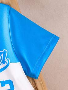 SHEIN Streecool Kids 两件套男童运动休闲圆领短袖数字印花T恤和印花运动短裤套装，饰有缎带，适合春夏日常穿着、运动、户外活动、上学、聚会、度假等场合。 - 淺藍色 - 查看 5