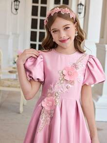 SHEIN Vestido elegante, dulce y lindo para niña preadolescente con decoración de flores 3D, cuello redondo, cintura ceñida, lazo grande en la espalda y mangas abullonadas, vestido de lujo para niñas, vestido rosa - Rosa - Ver 4