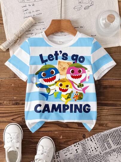 BABY SHARK X SHEIN Camiseta de verano de manga corta y cuello redondo con estampado de rayas y dibujos animados lindos para niños pequeños, estampado total
