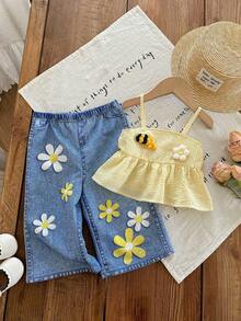 SHEIN Ce set de 2 pièces pour bébé fille est décontracté, simple, confortable et mignon. Il comprend un débardeur en tissu texturé et des patchs ornés, ainsi qu'un pantalon à jambes droites. Parfait pour le printemps et l'été. Set de printemps bébé jupe en jean, set bébé fille d'été en jean, sets de printemps pour fille avec fleurs, tenue marguerite, vêtements fleuris, ensembles d'été pour bébé fille - Jaune citron - Voir 3