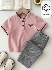 Bubblio Bộ đồ 2 món dễ thương cho bé trai, gồm áo polo tay ngắn và quần kẻ caro lưng thun, thích hợp cho tiệc sinh nhật, tiệc tối, biểu diễn, đám cưới, tiệc mừng em bé chào đời, lễ kỷ niệm sinh nhật lần thứ nhất. - Nhiều màu - Xem 4