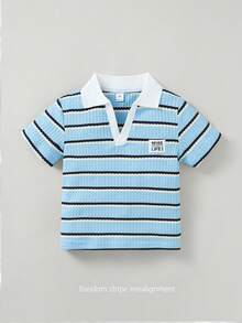 SHEIN Casuvi Kids 1件男童休闲学院风华夫格条纹针织V领Polo衫，短袖上衣，适合4-7岁男孩春夏穿着。这款阳光男童Polo衫适合户外活动和上学穿着。 - 藍白色 - 查看 7