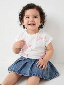 SHEIN Playful Pals 女婴白色蝴蝶结短袖T恤搭配蓝色牛仔百褶裙套装，休闲时尚，适合春秋季穿着，可用于上学、聚会、日常穿着、旅行和通勤。 - 彩色 - 查看 9