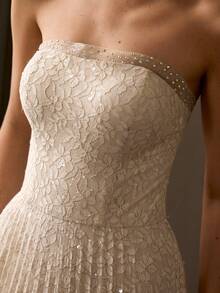 MOTF Soiréza 优雅无肩带女士长款派对礼服 | 饰有水钻的领口，褶裥裙身采用精致蕾丝面料，修身剪裁，适合新年晚会、正式派对、鸡尾酒会、夏季派对、婚礼、盛大晚宴等场合 | 搭配细带高跟鞋、精致珠宝和手拿包，尽显优雅气质 - 杏色 - 查看 2