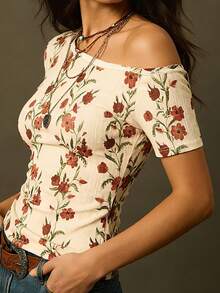 SoleilVie 春夏新款杏色弹力罗纹针织印花斜肩T恤，复古印花纽扣腰袖T恤，柔软亲肤面料，适合春夏户外穿着。 - 杏色 - 查看 4