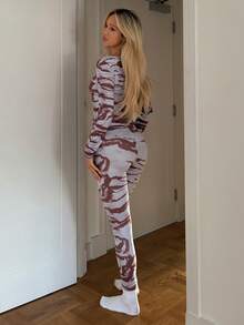 DAZY Bộ 2 món đồ ngủ nữ, họa tiết bất đối xứng, lót lông mềm mại, gồm áo dài tay và quần, thích hợp cho mùa Thu/Đông. - Màu xanh lam - Xem 2