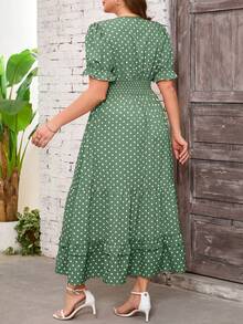 SHEIN Clasi Vestido casual de estilo vacacional con estampado de lunares, cuello en V, manga corta y volante en el bajo para tallas grandes - Verde - Ver 2