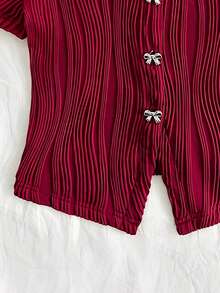 Soleia 女士度假针织红色波浪纹理圆领开衫，饰有精致蝴蝶结、金属纽扣和开衩下摆，修身T恤款式，适合派对、情人节、中国新年、复活节、狂欢节、下午茶等场合。 - 酒紅色 - 查看 3