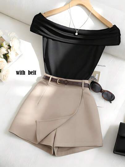 Franclia Blusa negra casual y versátil con un hombro y fruncidos, combinada con shorts caqui, adecuada para primavera/verano