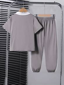 SHEIN Genkimix Kids Set de 2 piezas de camisa polo informal y pantalones para niño pequeño, con camisa de paneles de contraste y decoración de etiqueta tejida, pantalones con diseño de bloques de color y pierna entallada, tela cómoda, adecuado para verano y otoño - Gris - Ver 2