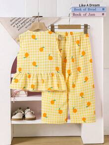 SHEIN Elladie kids 两件套女童休闲乡村橙色印花无袖上衣和阔腿裤套装，黄白格子底色搭配橙色水果乡村图案，腰部荷叶边下摆和蝴蝶结领口设计，搭配遮阳帽，化身果园仙子，适合日常穿着、亲子活动、春夏郊游和返校季。 - 黃色 - 查看 2
