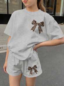 Bộ đồ đôi áo tay ngắn và quần short tối giản phong cách vintage dành cho bé gái tuổi teen, thích hợp cho mùa hè, với họa tiết nơ cổ và da báo. - Màu Xám nhạt - Xem 1