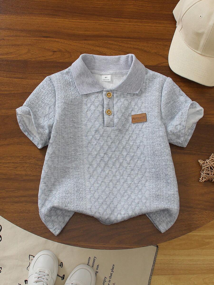 SHEIN Streecool Kids 一件男童米色 Polo 衫，领口和袖口饰有黑色滚边，增添细节感；菱形纹理图案提升质感；左胸饰有创意“皮革贴片”设计；适合商务休闲、日常通勤、半正式社交活动和学校穿着。 - 灰色 - 查看 1