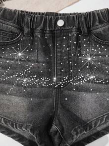 SHEIN Celana Pendek Denim Anak Perempuan, Warna Gelap, Musim Panas, Pakaian Jalanan, Gaya Kota Y2K, Potongan Lurus Longgar, Desain Dekorasi Rhinestone yang Dipersonalisasi, Mode Kasual - Hitam - View 4