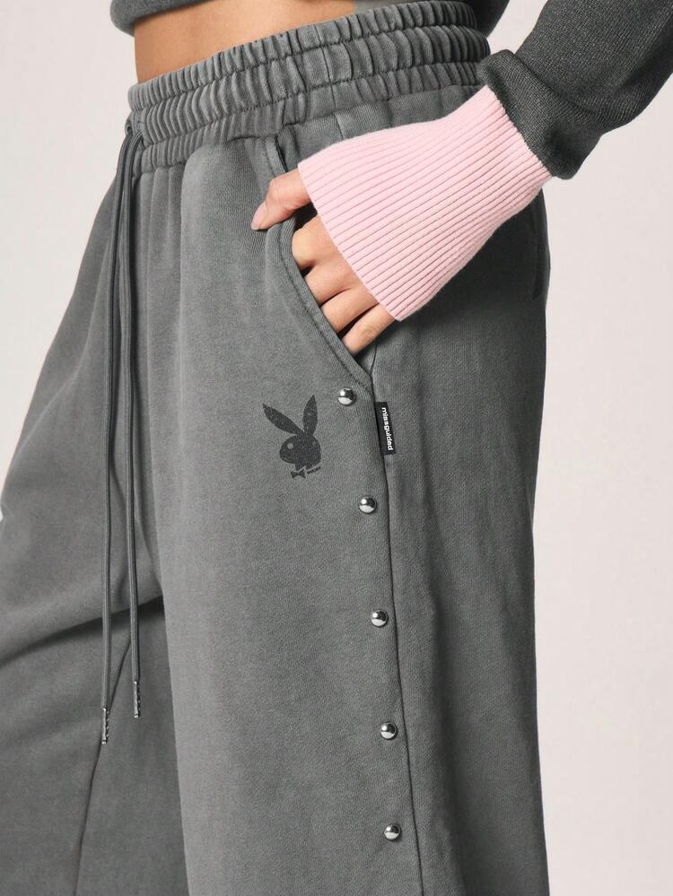 Missguided x Playboy Gewaschene Jogginghose mit Bündchen, Nieten und Häschen-Logo-Detail
