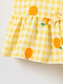 SHEIN Elladie kids 两件套女童休闲乡村橙色印花无袖上衣和阔腿裤套装，黄白格子底色搭配橙色水果乡村图案，腰部荷叶边下摆和蝴蝶结领口设计，搭配遮阳帽，化身果园仙子，适合日常穿着、亲子活动、春夏郊游和返校季。 - 黃色 - 查看 6