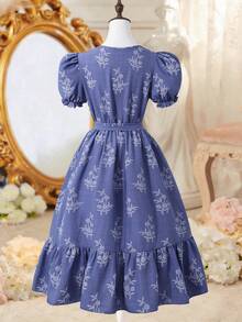 SHEIN 少女蓝色连衣裙。这款连衣裙采用方领、泡泡袖、收腰设计和多层裙摆，打造出青春靓丽的造型。整体轻盈透气，散发着温柔甜美的法式风情。适合日常通勤、周末郊游以及轻松的社交场合（下午茶、野餐等）。 - 藍色 - 查看 2