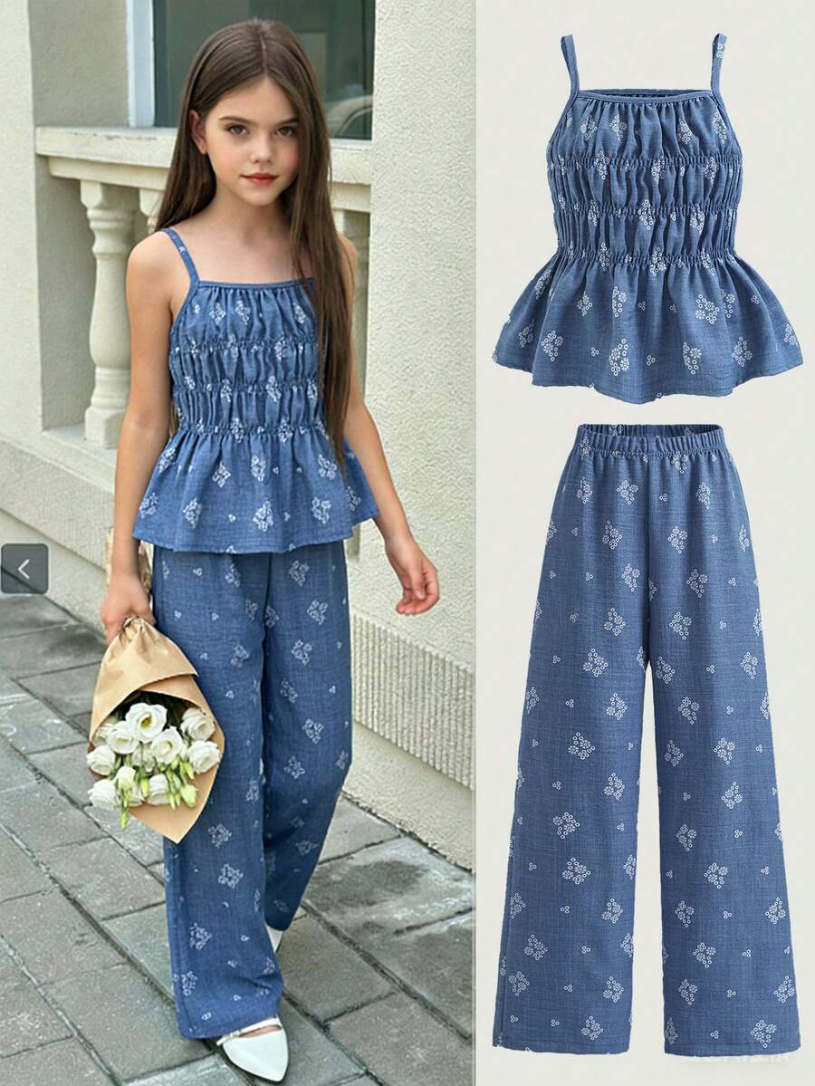 少女清新度假风蓝色碎花吊带背心和阔腿裤套装。柔软面料，褶裥腰身，荷叶边下摆吊带背心，配有可调节肩带，适合不同身材。高腰宽松阔腿裤，饰以白色碎花图案。休闲活泼的两件套，适合春夏海滩、日常出行、公园、商场等场合。 - 藍色 - 查看 1