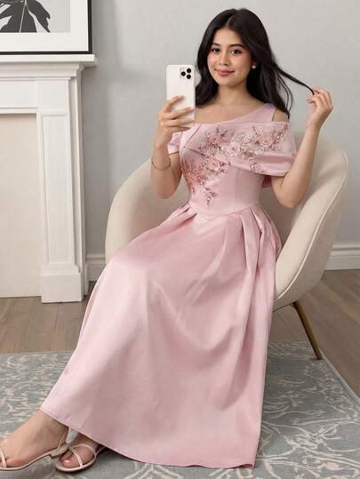 少女优雅露肩花卉装饰修身连衣裙