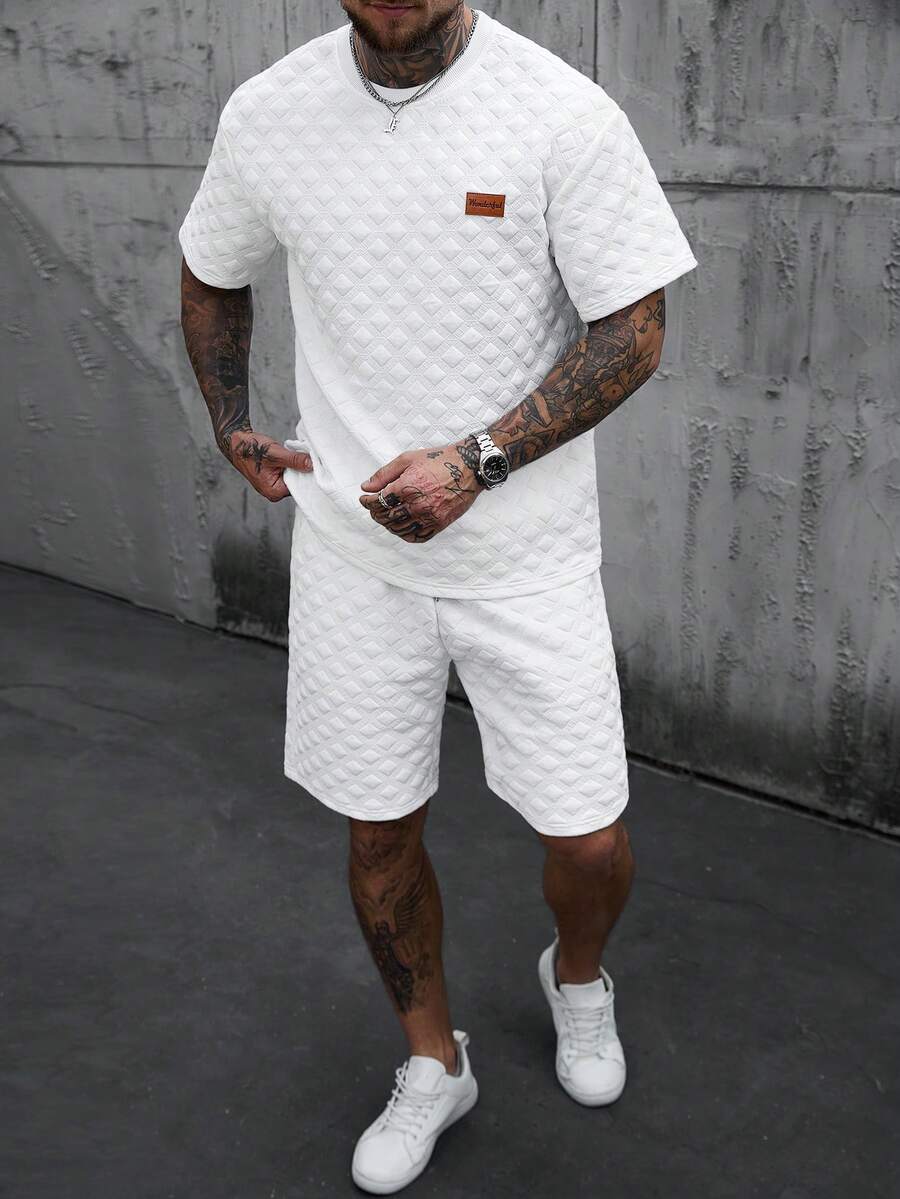 Manfinity CasualCool 男士针织T恤套装，菱形提花图案，时尚百搭，适合日常穿着，彰显男士绅士风范，休闲日常、周末旅行、户外活动、探险旅行、轻松的工作环境或半正式场合，也是送给男友/丈夫、周年纪念/生日、派对、夏季假期、婚礼、春夏、复活节等场合的理想之选。此外，还有男士白色绗缝短袖T恤短裤套装，休闲夏季两件套，白色短裤套装，男士两件套白色套装，男士休闲短裤两件套，男士夏季两件套，男士夏季运动套装。