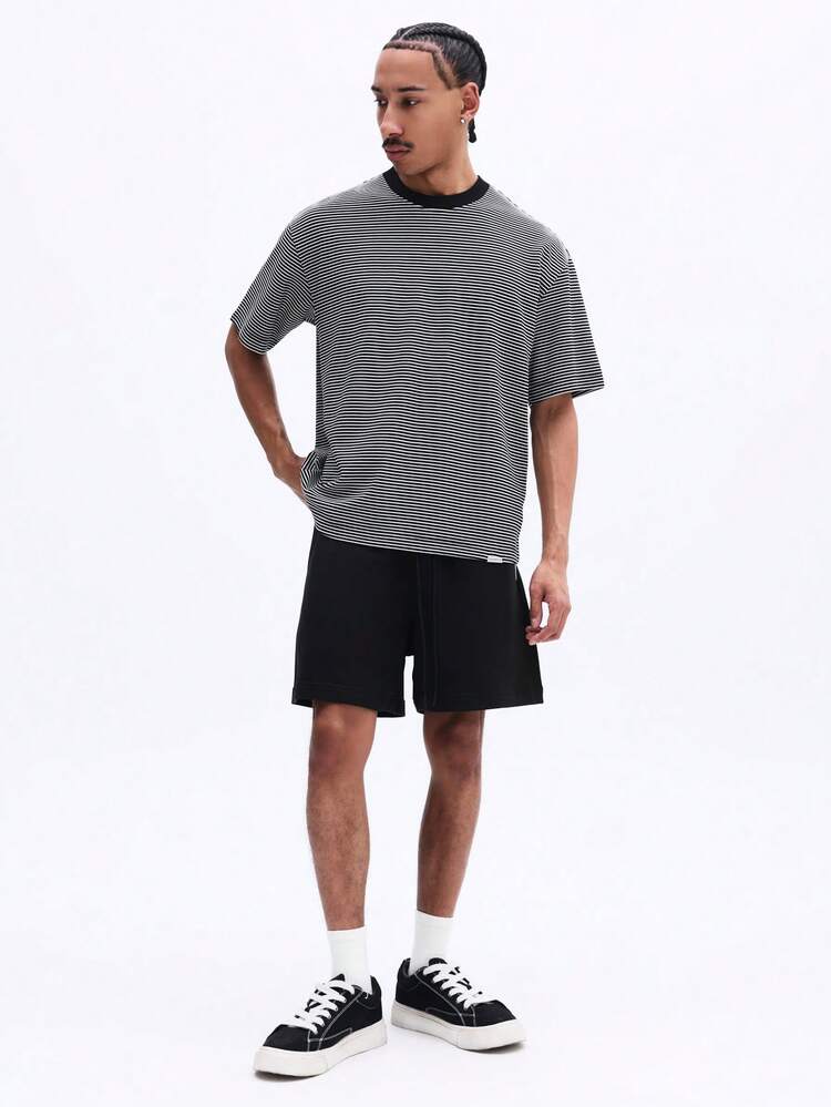 Ensemble coordonné d'un t-shirt à manches courtes ample rayé et d'un short à cordon de serrage, pour un look décontracté à porter au quotidien en été