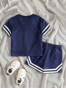 SHEIN 2件套男婴休闲街头运动V领短袖宽松标语老鹰印花T恤+网眼短裤套装，绿色条纹，6个月-3岁，日常休闲男婴涤纶套装，带数字印花和运动风格设计，男童运动服，男童运动套装，男童运动服，男童球衣，男童足球服，24个月男童套装，男童篮球服，男童两件套 - 寶藍色 - 查看 2