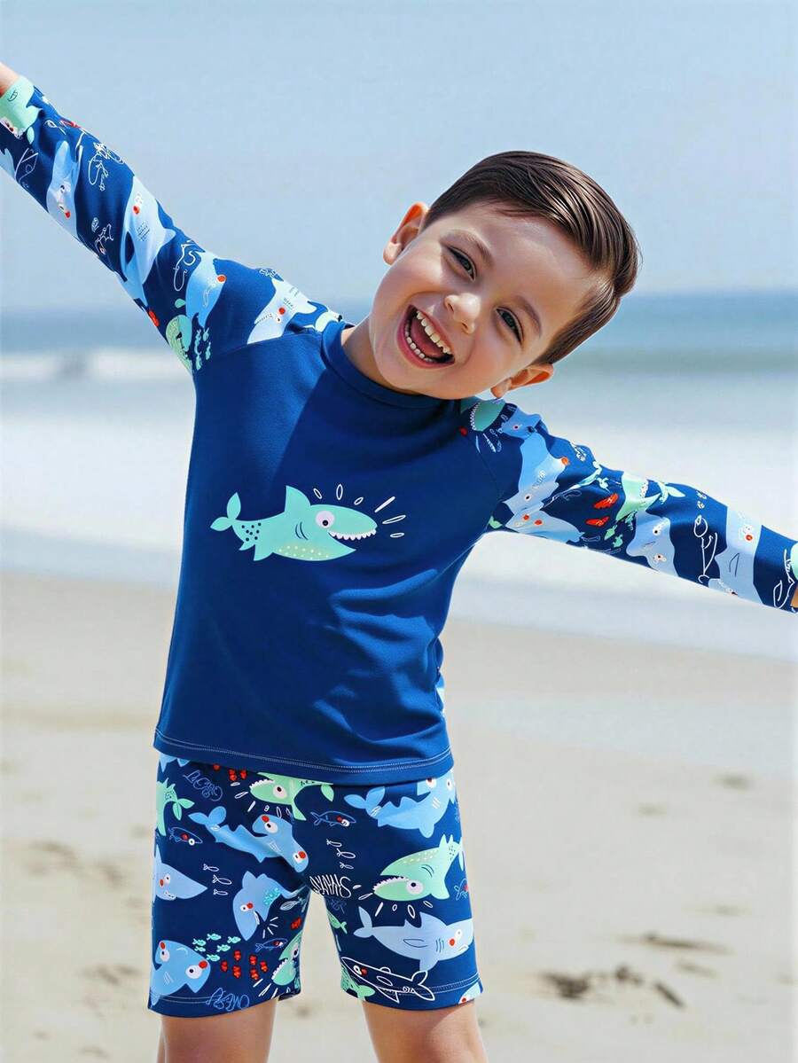 SHEIN 男童两件套泳衣，蓝色可爱鲨鱼图案，弹力面料连体泳衣，海洋元素可爱泳装，长袖上衣和短裤，休闲可爱运动款，适合海滩度假和夏季穿着 - 藍色 - 查看 1