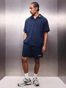 PLAYBOY X SUMWON Bộ đồ nam màu xanh hải quân gồm áo polo và quần short, kiểu dáng đồng bộ, thích hợp cho mùa hè. Áo cổ bẻ kết hợp với quần short có dây rút ở eo. - Màu xanh lam - Xem 8