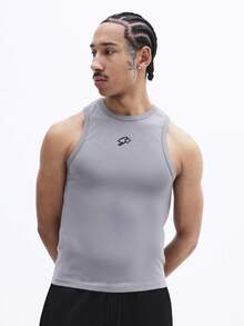 SUMWON 男士必备单品背心，胸前小Logo印花，圆领无袖，休闲夏季背心，常规版型，基础款打底衫 - 卡其色 - 查看 1