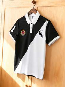 Aesthetic Post Camisa polo de manga corta casual para hombre con estampado de insignia de color contrastante, para verano - Multicolor - Ver 2