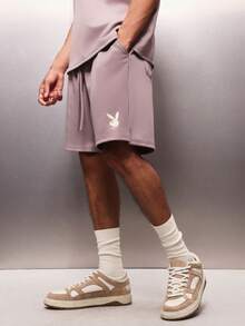 PLAYBOY X SUMWON Bộ đồ Essentials gồm áo thun cổ tròn dáng rộng và quần short cùng màu, in logo thỏ ở lưng, tay ngắn, kiểu dáng thoải mái, thích hợp mặc nhà vào mùa hè. Chất liệu vải phối hợp hài hòa. - Bụi tím - Xem 4