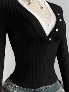 Elamini 甜美可爱纹理蕾丝拼接深V修身长袖T恤，春季 - 黑色 - 查看 4