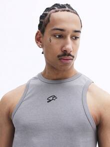 SUMWON 男士必备单品背心，胸前小Logo印花，圆领无袖，休闲夏季背心，常规版型，基础款打底衫 - 卡其色 - 查看 6