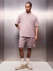 PLAYBOY X SUMWON Bộ đồ Essentials gồm áo thun cổ tròn dáng rộng và quần short cùng màu, in logo thỏ ở lưng, tay ngắn, kiểu dáng thoải mái, thích hợp mặc nhà vào mùa hè. Chất liệu vải phối hợp hài hòa. - Bụi tím - Xem 2