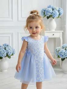 SHEIN Đầm xanh họa tiết hoa ngọt ngào cho bé gái, phối lưới, nơ ở eo, thích hợp cho các hoạt động hàng ngày, chụp ảnh, du lịch và nhiều dịp khác. - Màu xanh lam - Xem 9